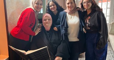 "أرملة" قدمت للمجتمع محاميا ومعلمة وطبيبة.. قصة كفاح الأم المثالية بالإسكندرية.. فيديو