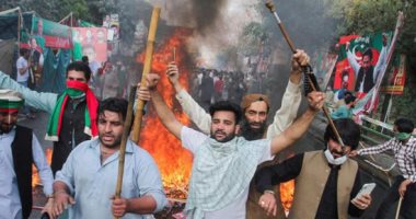 كر وفر وحرب شوارع.. احتجاجات واشتباكات بين الشرطة والمتظاهرين فى باكستان