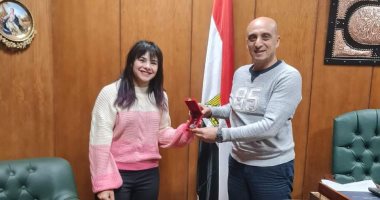 عميد "تربية رياضية طنطا" يكرم الطالبة ريم جمال لفوزها ببطولة العالم للقوة البدنية