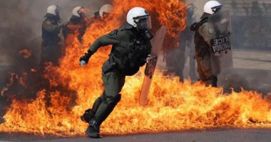 اشتباكات بين  الشرطة والمتظاهرين فى اليونان بسبب حادث القطار المميت