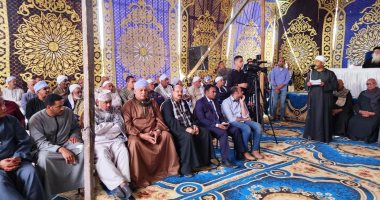 المئات من أهالى الأقصر يشهدون جلسة صلح بين عائلتى آل جمعة وآل عبد الرحيم.. صور