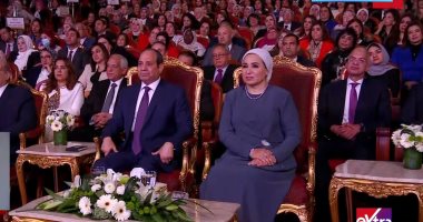 تأثر الرئيس السيسي خلال عرض فيلم عن تضحيات المرأة المصرية
