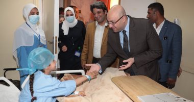 محافظ بنى سويف يوزع هدايا على الأمهات المريضات بمستشفى التأمين الصحى