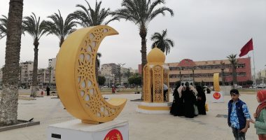 أهالى بورسعيد يلتقطون صورًا مع مجسم هلال رمضان فى الشوارع.. فيديو 