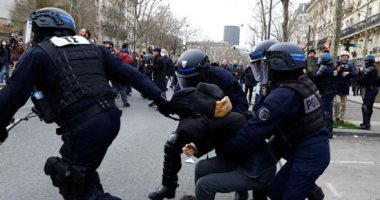 غضب من استخدام الشرطة الفرنسية خراطيم المياه لتفرقة المتظاهرين        