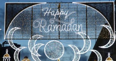 لأول مرة.. إضاءة ميدان بيكاديللى فى لندن بمناسبة شهر رمضان (فيديو) 