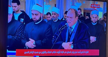 الدكتور أحمد نعينع يؤم المصلين فى صلاة التراويح بمسجد الإمام الحسين