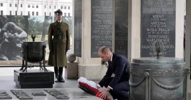 الأمير وليام يضع باقة من الزهور على قبر الجندى المجهول خلال زيارته لبولندا