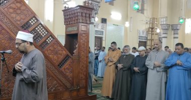 أهالى إسنا بالأقصر يؤدون صلاة التراويح بأول أيام رمضان فى المسجد العتيق.. فيديو 