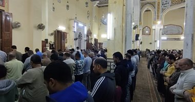 أهالى الخارجة بالوادى الجديد يؤدون صلاة التراويح بمسجد الجامع الكبير..فيديو وصور