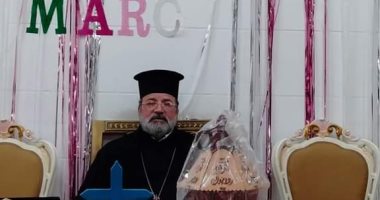 راعى الروم الأرثوذكس بدمياط يزين الكنيسة بفانوس رمضان.. صور