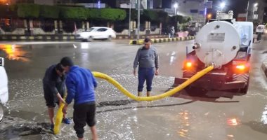 رئيس مدينة أشمون بالمنوفية يتابع التعامل الفورى مع مياه الأمطار.. صور