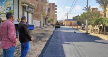 رئيس مدينة أشمون يتابع استكمال أعمال رصف الطريق الدائرى