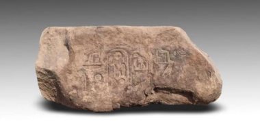 قطع أثرية نادرة.. موقع أجنبى يبرز اكتشاف بقايا من معبد الشمس فى مصر
