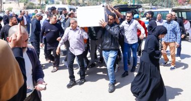 حسين الشحات يصل مسجد السيدة نفيسة لتشييع جثمان زوج والدته