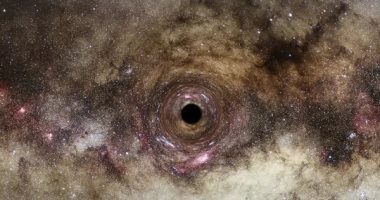 علماء الفلك فى المملكة المتحدة يكتشفون أحد أكبر الثقوب السوداء على الإطلاق