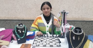 "أسما" موهبة عمرها 12 عاما تبدع فى صناعة الشطرنج بـ"الريزن".. فيديو وصور