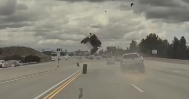 وكأنه مشهد من fast and furious.. سيارة تحلق فى الهواء بعد حادث غريب.. فيديو