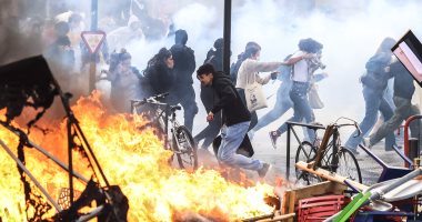 فرنسا.. اشتباكات عنيفة بين الشرطة والمتظاهرين احتجاجا على قانون التقاعد