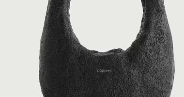 تصميم حقيبة يد مصنوعة من نيزك سقط على الأرض قبل 55 ألف عام
