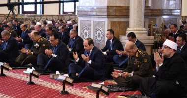 الرئيس السيسي يؤدي صلاة الجمعة بمسجد المشير فى ذكرى العاشر من رمضان
