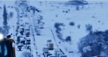إجلاء أكثر من 50 شخصا وتعطيل حركة السير بسبب عاصفة ثلجية جنوب روسيا