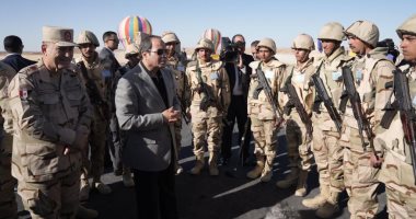 شاهد.. الرئيس السيسى مع مقاتلى القوات المسلحة المصرية شرق قناة السويس