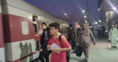 "الشراقوة عزموا القطر"..شباب أبوحماد يقدمون الإفطار لركاب القطار طوال رمضان.. فيديو