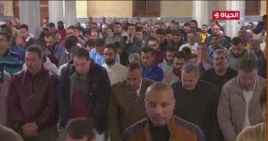 القارئ صلاح الجمل يؤم المصلين فى صلاة التراويح بمسجد الإمام الحسين