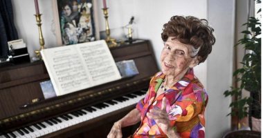 عمرها 108 أعوام.. مسنة فرنسية تعزف الموسيقى ببراعة رغم كبر سنها.. فيديو