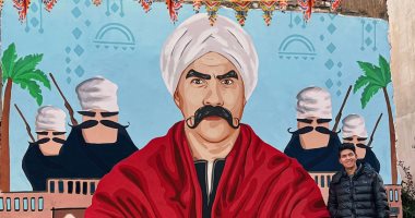 طالب يبدع فى رسم المشاهير على جدران شوارع العاشر من رمضان.. صور
