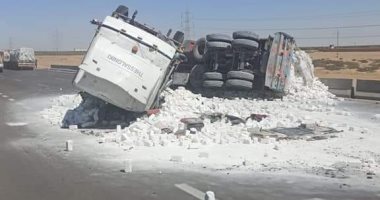 إصابة شخص نتيجة تصادم سيارتين على طريق مصر الإسماعيلية الصحراوى 