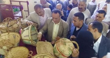 رئيس مركز بلاط يتفقد معرض المنتجات الحرفية واليدوية بقرية عقيل 