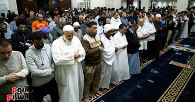 أجواء رمضانية وإيمانية.. مئات المصلين يؤدون صلاة التراويح بمسجد مصطفى محمود