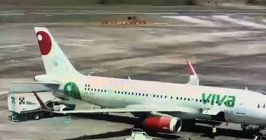 "أغمى عليه وهو سايق".. قائد شاحنة يصطدم بطائرة فى مطار بالمكسيك.. فيديو وصور