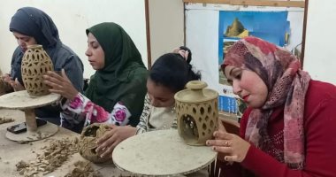 ثقافة المرأة بالوادى الجديد تنفذ ورشة فنية للتدريب على أعمال  الخزف للفتيات