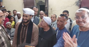 أهالى الأقصر يحتفلون بالمنشد أحمد حسن بعد نجاح أنشودته عن شهر رمضان.. صور