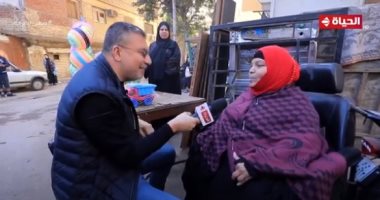 عمرو الليثي يهدي سيدة قعيدة مبلغًا ماليًا في "واحد من الناس"