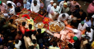 روحانيات رمضان.. موائد الرحمن وصلاة التراويح حول العالم