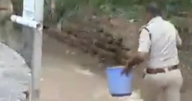 سيدة هندية تلد طفلا داخل دلو بحمام منزلها والشرطة تتدخل لإنقاذه.. فيديو
