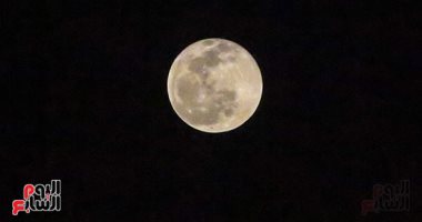 القمر فى التربيع الأول بسماء مصر اليوم وفرصة مثالية للتصوير ورصد تفاصيل سطحه