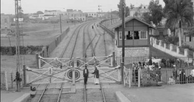 شاهد .. صورة نادرة لمزلقان محطة قطار الجيزة عام 1906