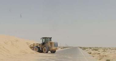 تنفيذ حملات إزاحة الرمال المتحركة على مسارات الطرق بوسط سيناء