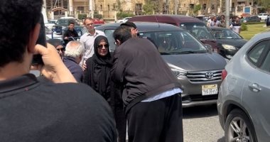 انهيار والدة شيرين الطحان لحظة وصول جثمان ابنتها لمسجد فاطمة الشربتلى.. فيديو