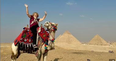 العمر مجرد رقم.. أمريكيتان تحتفلان بعيد ميلادهما الـ80 بجولة حول العالم شملت مصر
