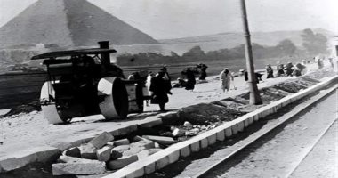 شاهد.. صورة نادرة أثناء رصف شارع الهرم عام 1903