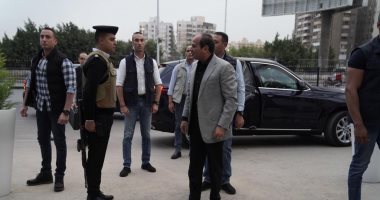 الرئيس السيسي يفاجئ قسم شرطة مدينة نصر أول بالزيارة..فيديو وصور - اليوم  السابع