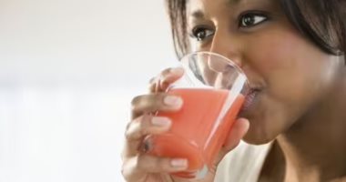 خبراء الصحة يحذرون من أطعمة ومشروبات قد تزيد أو تقلل فاعلية الأدوية