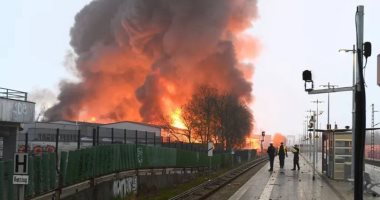 إجلاء 140 شخصا جراء اندلاع حريق ضخم بمدينة هامبورج الألمانية.. فيديو