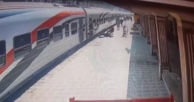 ناظر محطة سوهاج ينقذ راكبا قبل دهسه أسفل عجلات القطار الروسى 